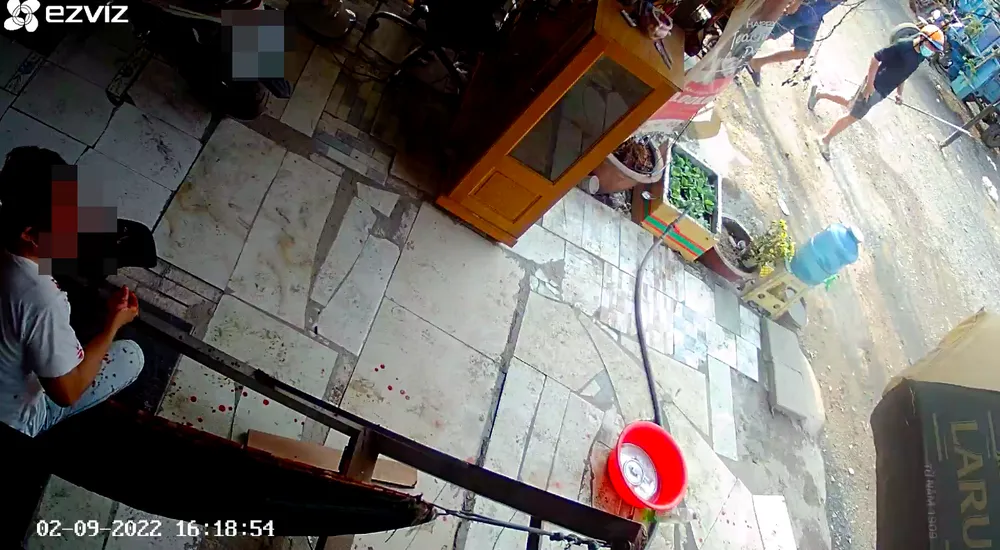 Nhóm thanh niên cầm hung khí vào bãi xe, đánh nhân viên rồi tẩu thoát  ảnh 2