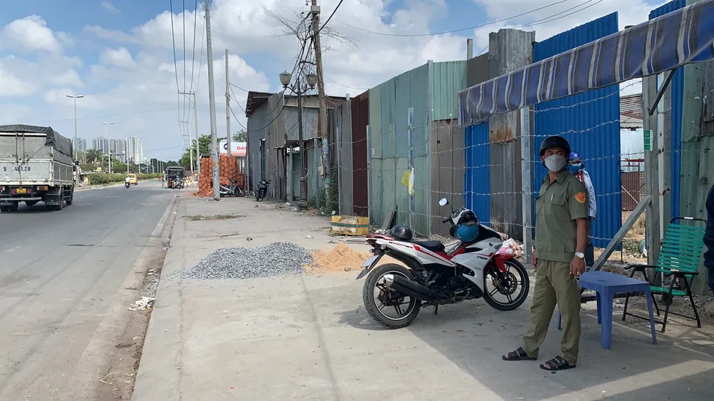 Việt kiều Mỹ kể lại giây phút 2 kẻ nổ súng bắn vào xe ô tô của mình ảnh 1