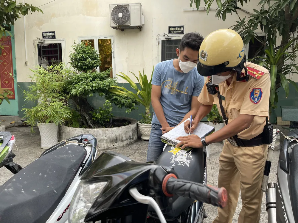 Ngăn chặn hơn 100 "quái xế" đua xe ở khu vực giáp ranh tỉnh Long An  ảnh 1