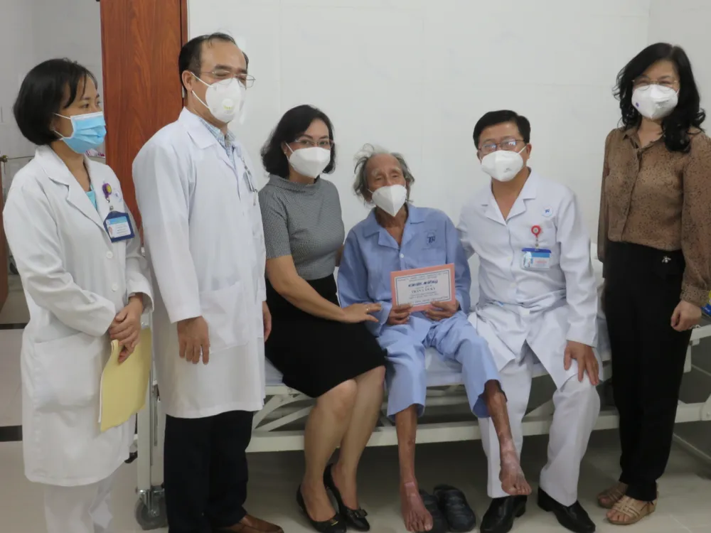 Lãnh đạo TPHCM thăm, chúc mừng các thầy thuốc tiêu biểu ảnh 2