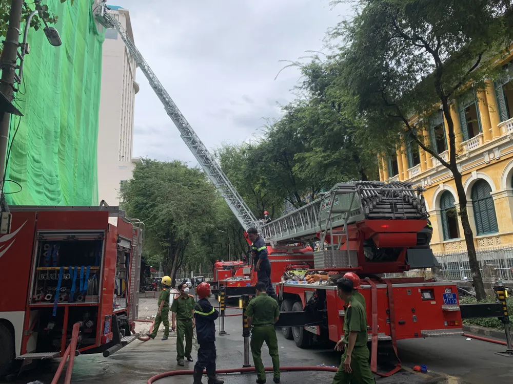 Cháy lớn ở toà nhà cao tầng tại quận 1 ảnh 5