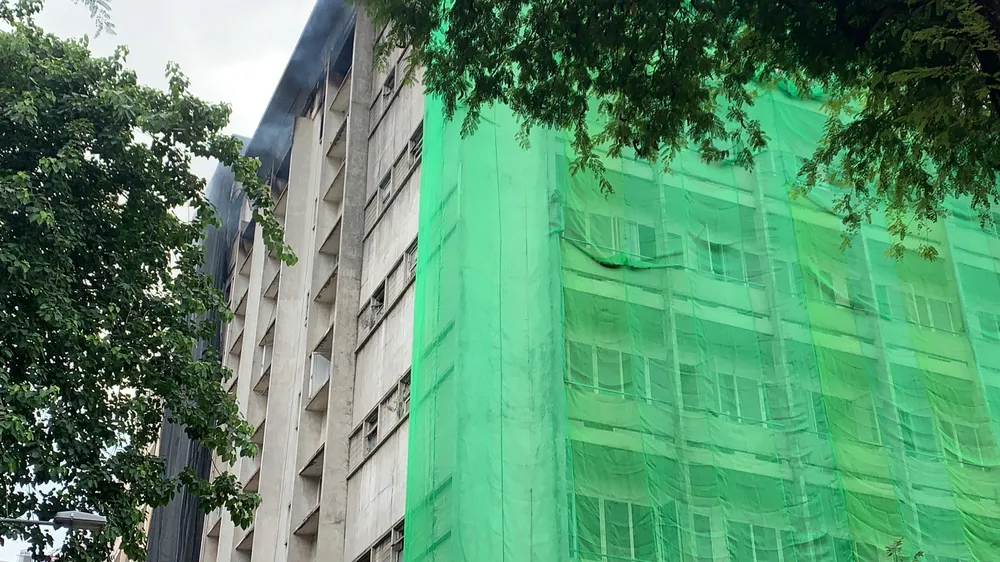 Cháy lớn ở toà nhà cao tầng tại quận 1 ảnh 1