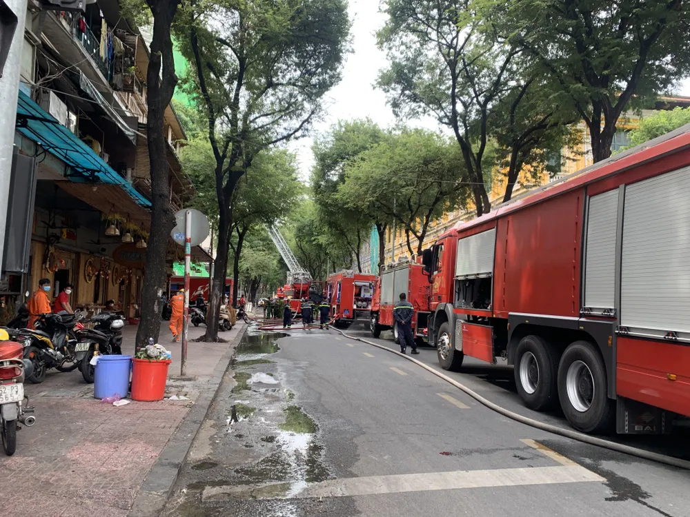 Cháy lớn ở toà nhà cao tầng tại quận 1 ảnh 3