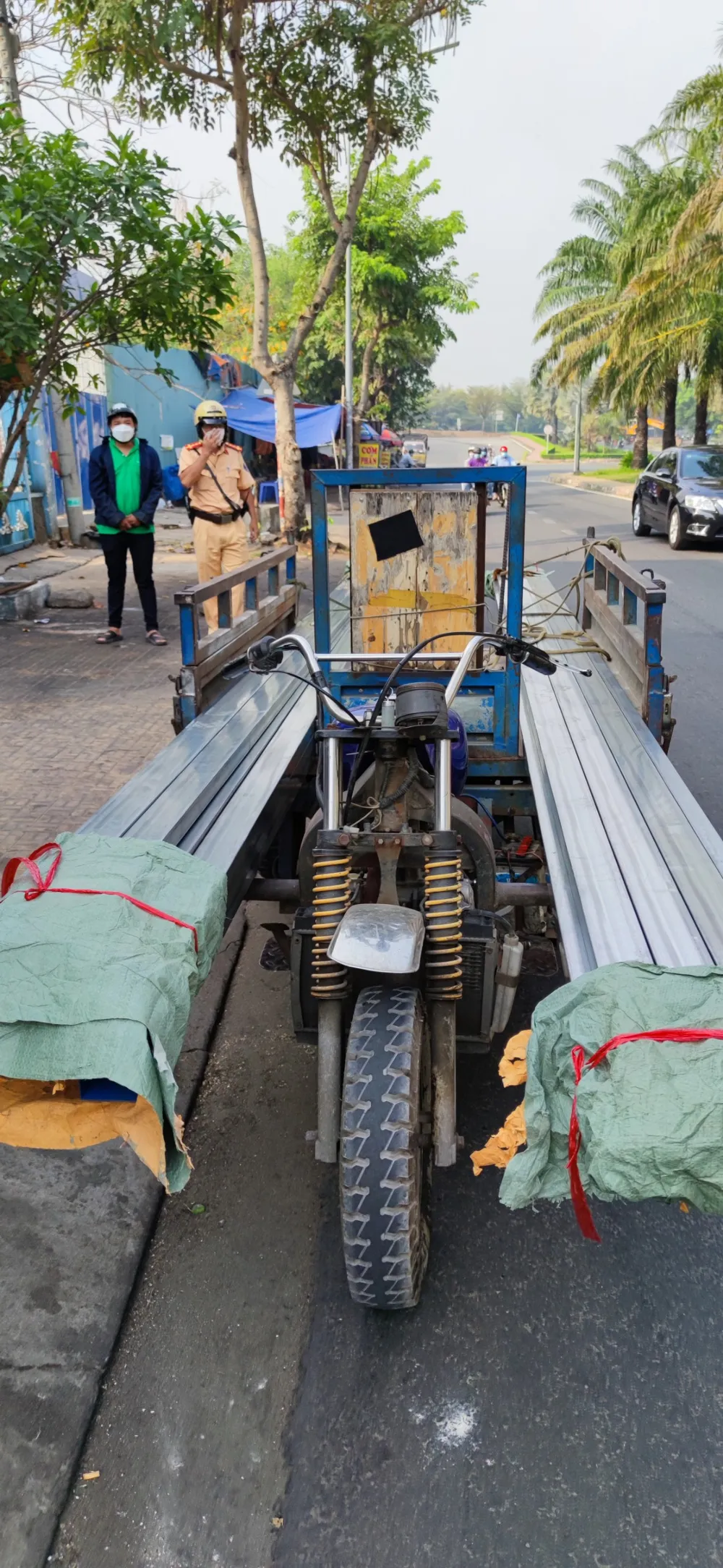 CSGT TPHCM xử lý nhiều xe cũ nát, xe tự chế trên địa bàn ảnh 2