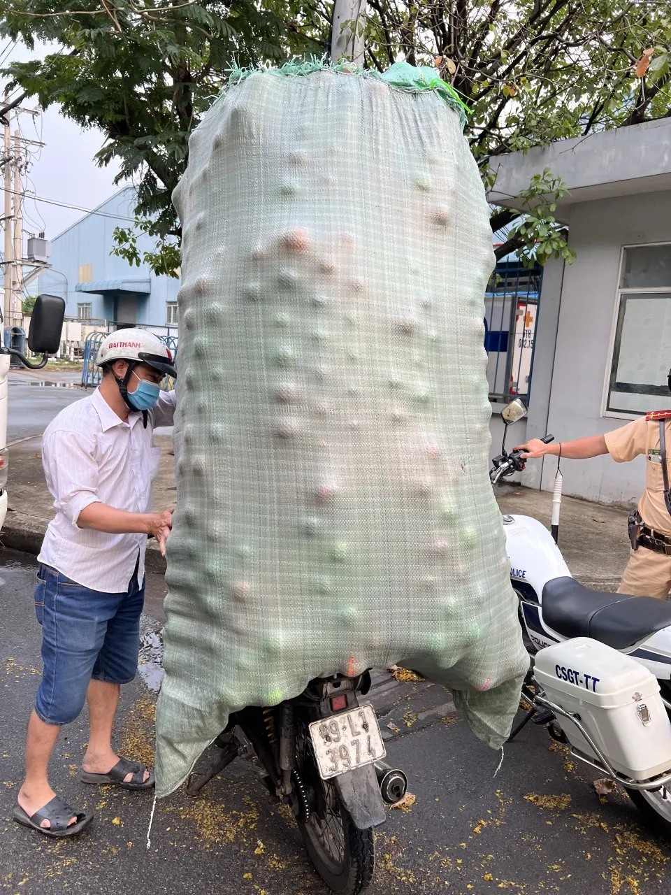 CSGT TPHCM xử lý nhiều xe cũ nát, xe tự chế trên địa bàn ảnh 4