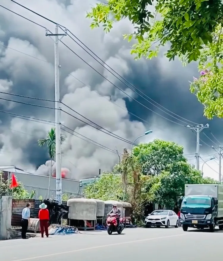 Cháy xưởng nhựa ở huyện Hóc Môn ảnh 2