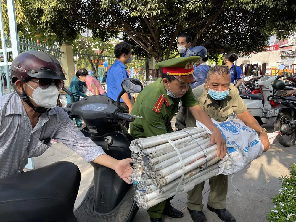 Hàng trăm người dân mang rác tới đổi gạo, dầu ăn, quần áo ở TP Thủ Đức ảnh 6