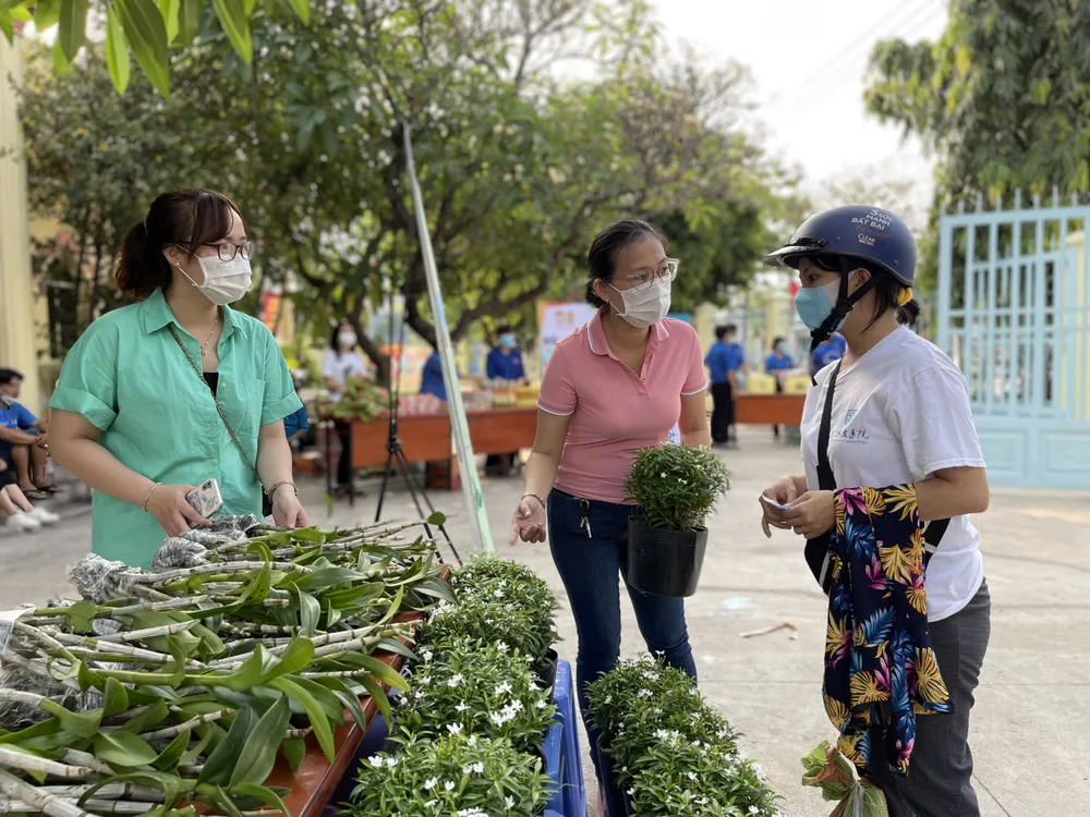 Hàng trăm người dân mang rác tới đổi gạo, dầu ăn, quần áo ở TP Thủ Đức ảnh 23