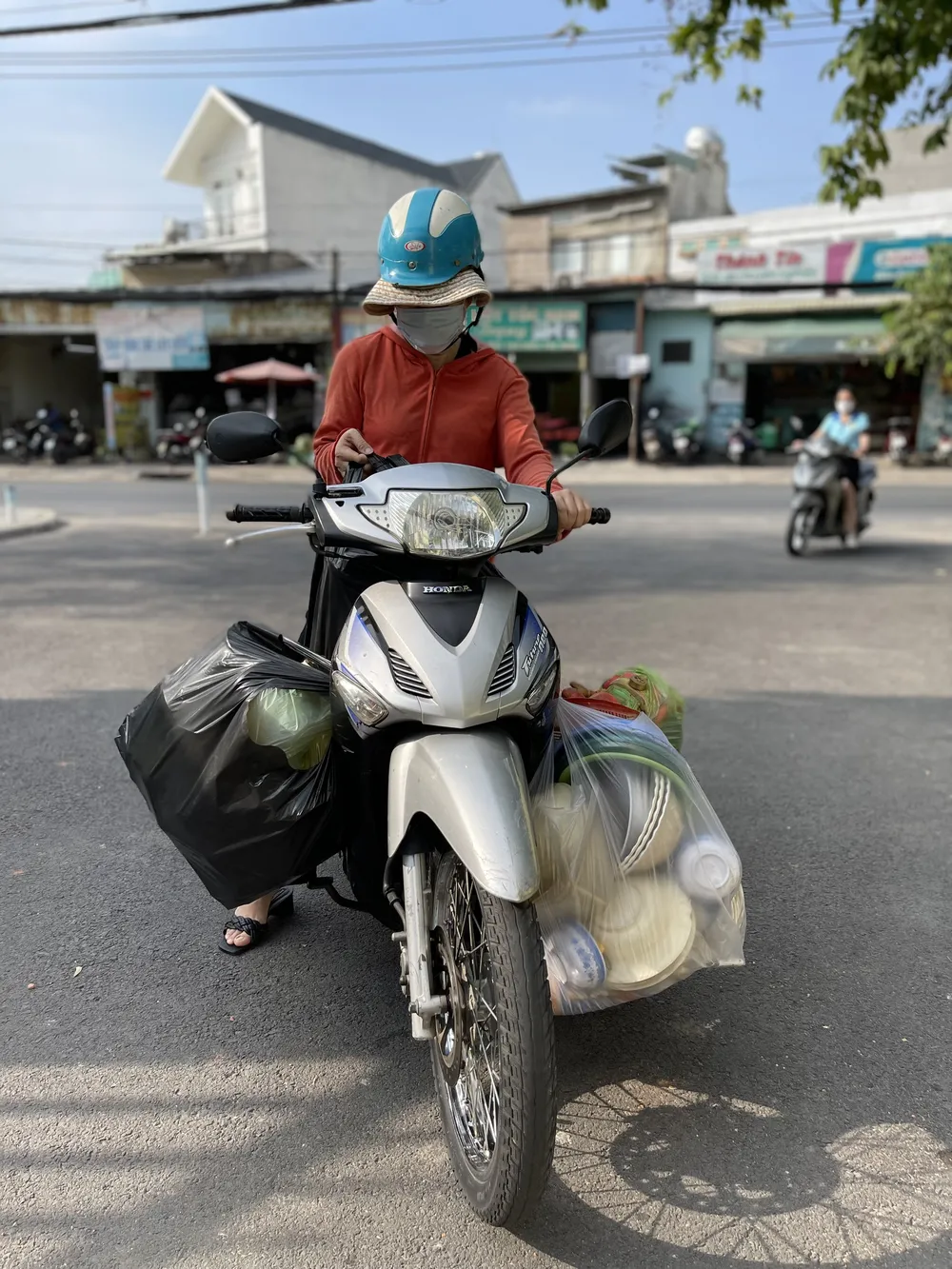 Hàng trăm người dân mang rác tới đổi gạo, dầu ăn, quần áo ở TP Thủ Đức ảnh 2