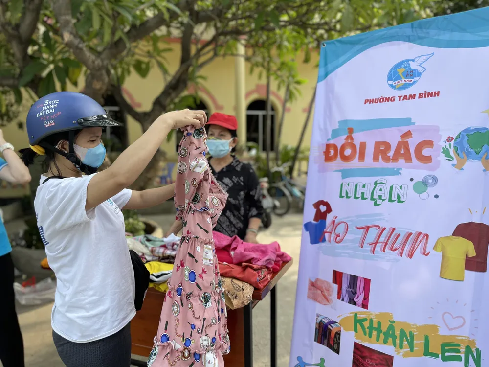 Hàng trăm người dân mang rác tới đổi gạo, dầu ăn, quần áo ở TP Thủ Đức ảnh 20