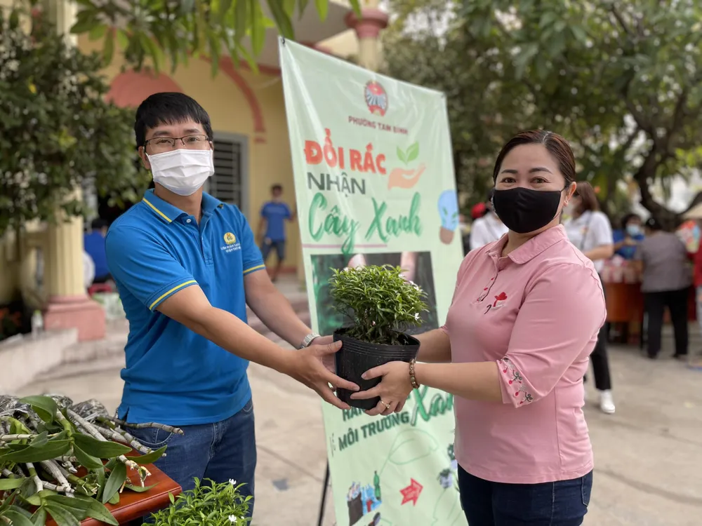 Hàng trăm người dân mang rác tới đổi gạo, dầu ăn, quần áo ở TP Thủ Đức ảnh 22