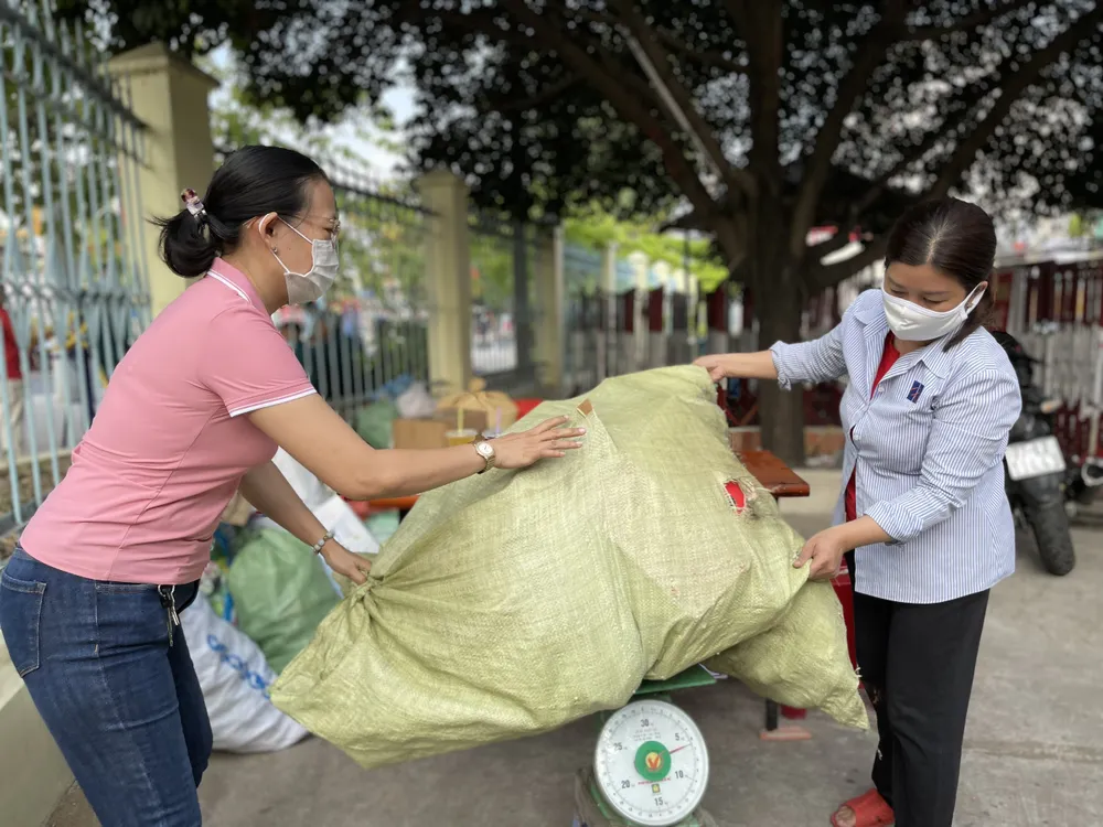 Hàng trăm người dân mang rác tới đổi gạo, dầu ăn, quần áo ở TP Thủ Đức ảnh 8