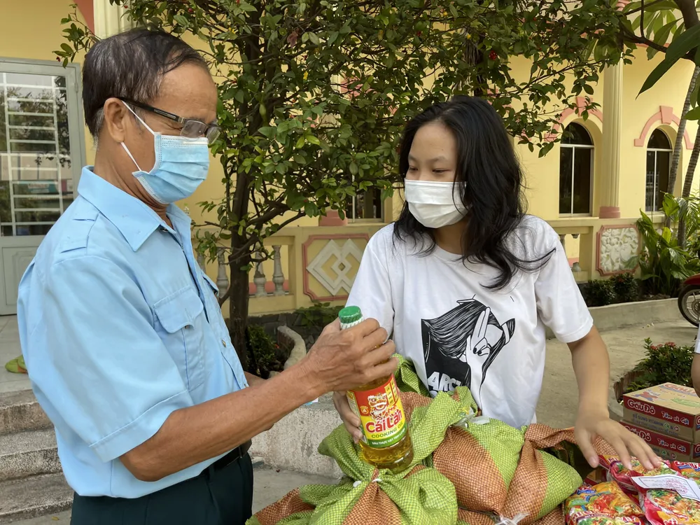 Hàng trăm người dân mang rác tới đổi gạo, dầu ăn, quần áo ở TP Thủ Đức ảnh 17