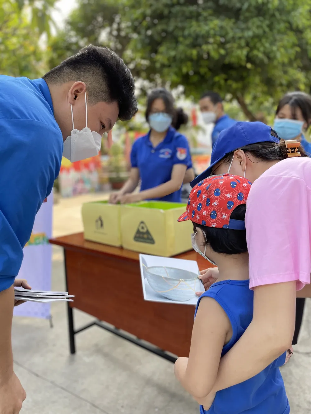 Hàng trăm người dân mang rác tới đổi gạo, dầu ăn, quần áo ở TP Thủ Đức ảnh 4