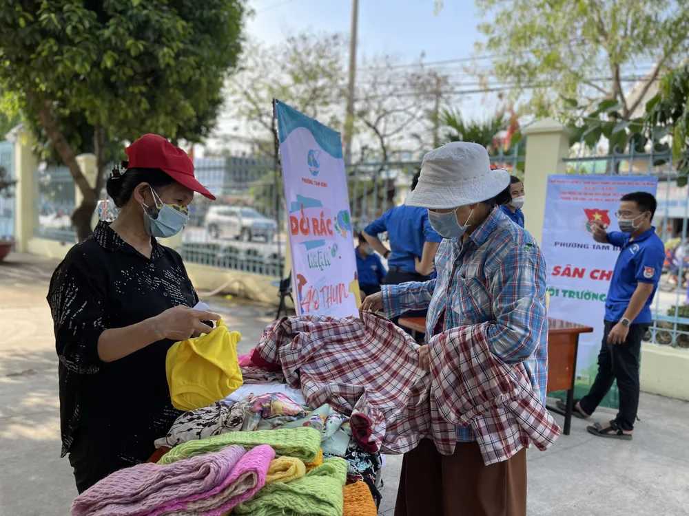 Hàng trăm người dân mang rác tới đổi gạo, dầu ăn, quần áo ở TP Thủ Đức ảnh 18