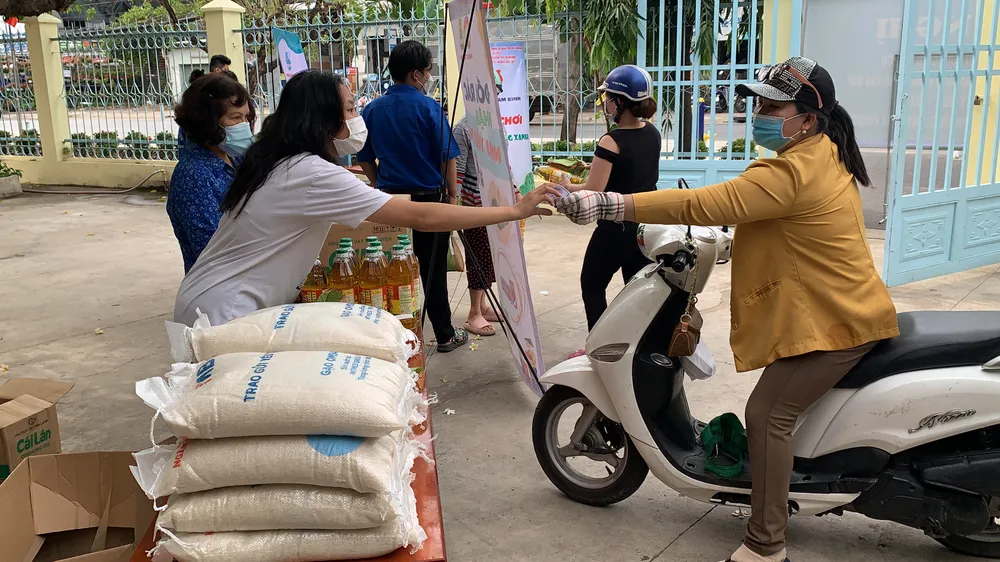 Hàng trăm người dân mang rác tới đổi gạo, dầu ăn, quần áo ở TP Thủ Đức ảnh 12