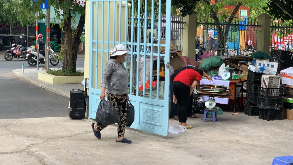 Hàng trăm người dân mang rác tới đổi gạo, dầu ăn, quần áo ở TP Thủ Đức ảnh 1