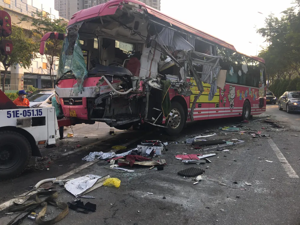 Xe khách đâm vào đuôi xe bồn, ít nhất 3 người bị thương ảnh 2