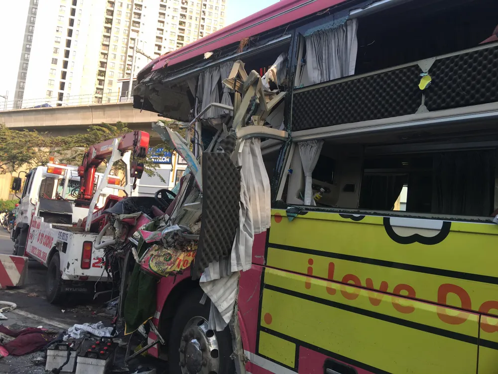 Xe khách đâm vào đuôi xe bồn, ít nhất 3 người bị thương ảnh 1