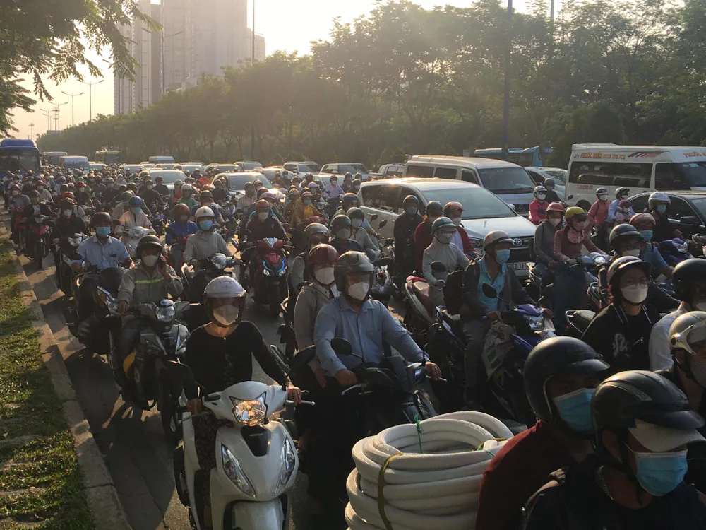 Xe khách đâm vào đuôi xe bồn, ít nhất 3 người bị thương ảnh 4