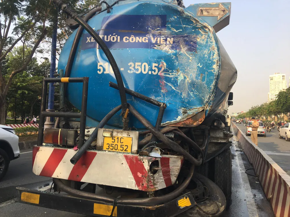 Xe khách đâm vào đuôi xe bồn, ít nhất 3 người bị thương ảnh 3