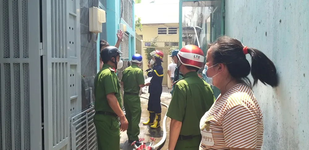 Kịp thời giải cứu 2 người bị liệt toàn thân trong đám cháy ảnh 1