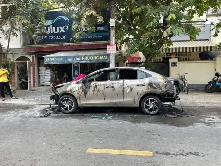 Điều tra vụ nhiều xe ô tô nghi bị đốt ở quận 7 ảnh 1