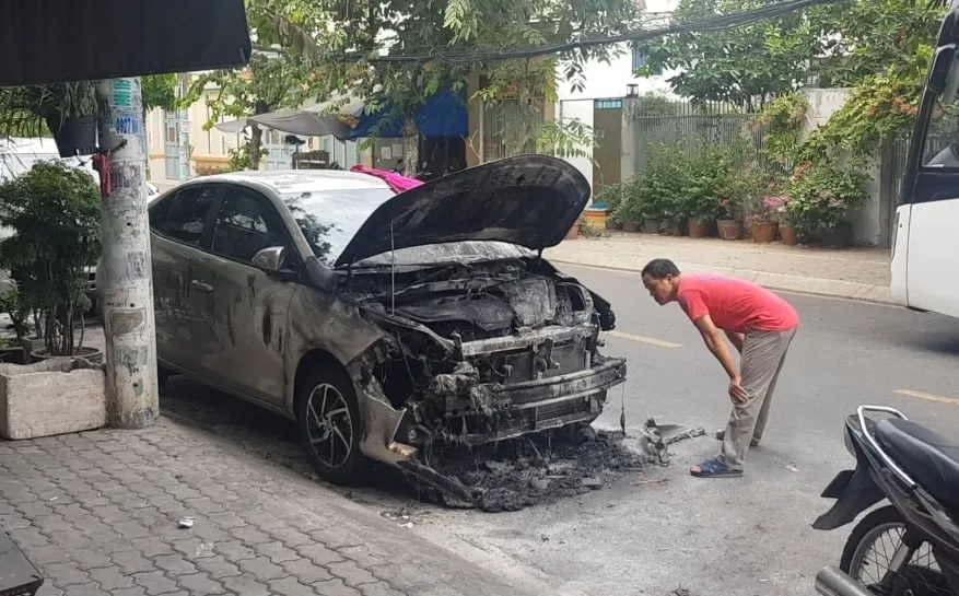 Điều tra vụ nhiều xe ô tô nghi bị đốt ở quận 7 ảnh 2