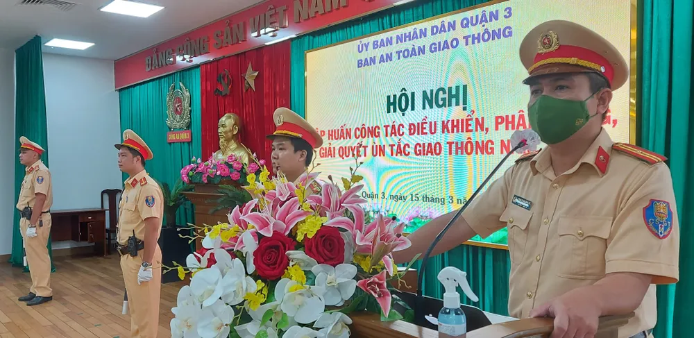 Tập huấn cho bảo vệ dân phố, đoàn thanh niên phân luồng, giải quyết ùn tắc giao thông ảnh 2