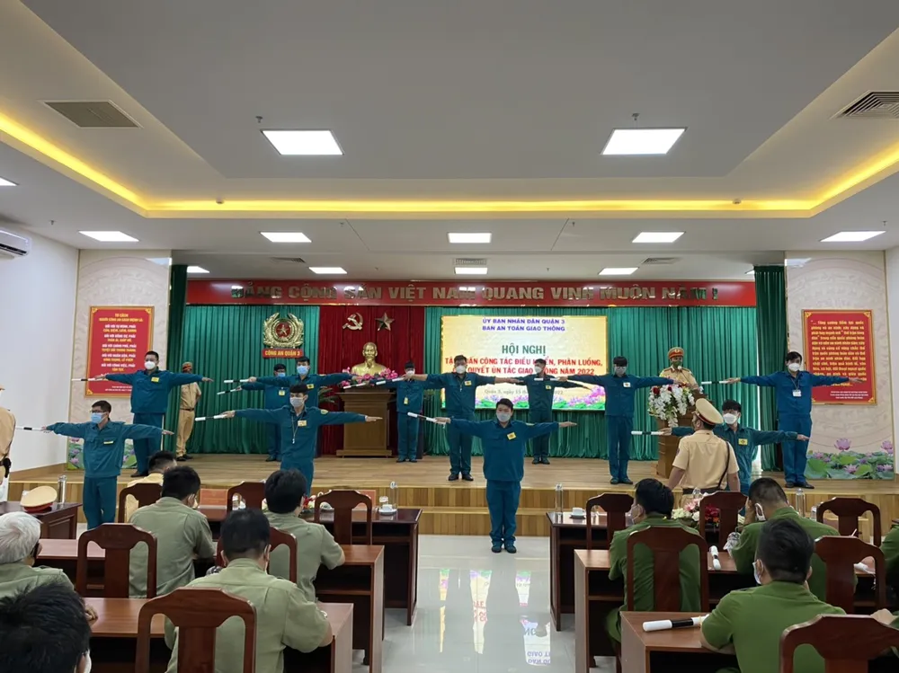 Tập huấn cho bảo vệ dân phố, đoàn thanh niên phân luồng, giải quyết ùn tắc giao thông ảnh 3