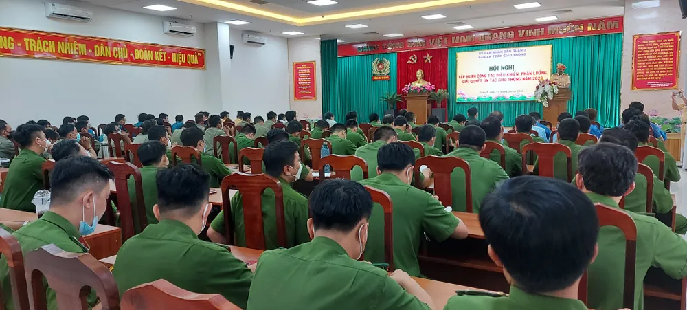 Tập huấn cho bảo vệ dân phố, đoàn thanh niên phân luồng, giải quyết ùn tắc giao thông ảnh 1