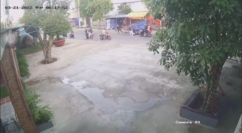 Truy bắt kẻ cướp giật điện thoại làm hai mẹ con té ngã giữa đường  ảnh 2