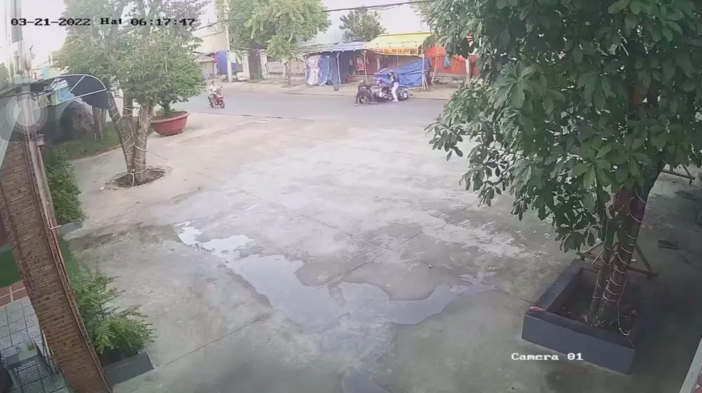 Truy bắt kẻ cướp giật điện thoại làm hai mẹ con té ngã giữa đường  ảnh 1