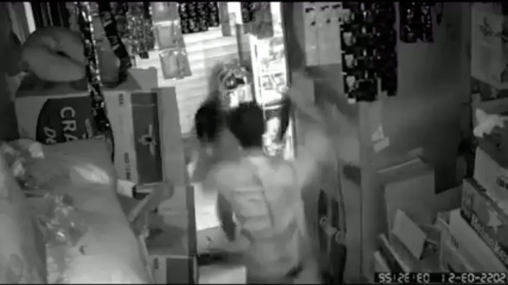 Chồng dùng dao chém vợ rồi treo cổ tự tử ảnh 1