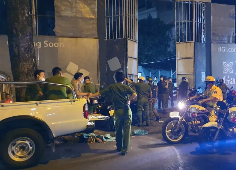 Ngăn chặn hàng chục người "hỗn chiến" vì mâu thuẫn bán hàng rong ở đường Nguyễn Huệ ảnh 1