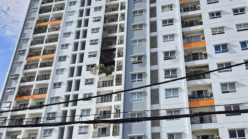Vụ cháy chung cư Carillon 5, 2 người tử vong: Nghi do dùng xăng đốt ảnh 2