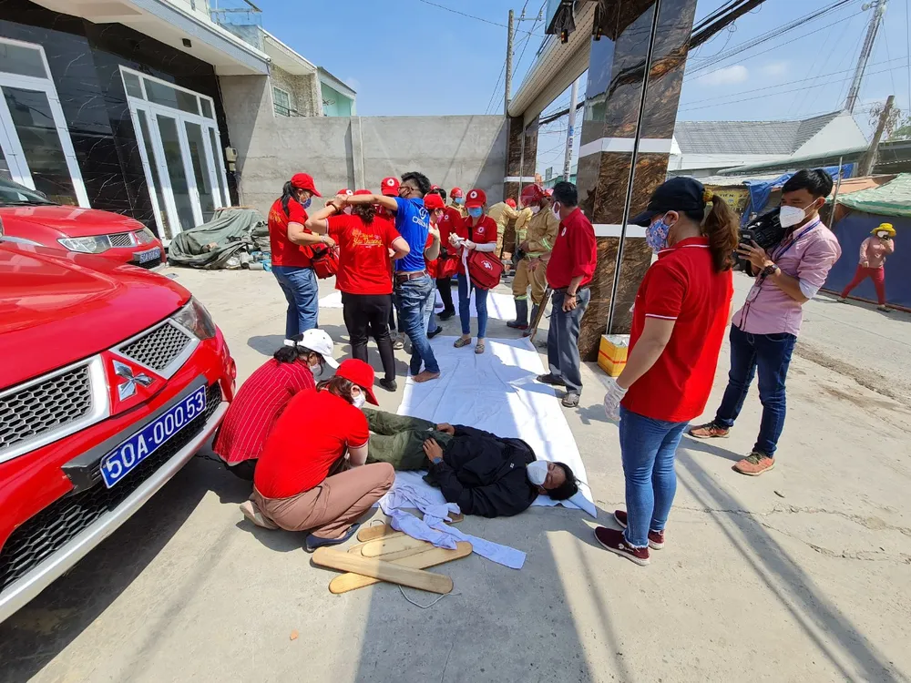 Hơn 860 người tham gia diễn tập chữa cháy ở khu dân cư huyện Bình Chánh ảnh 8