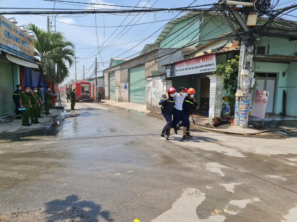 Hơn 860 người tham gia diễn tập chữa cháy ở khu dân cư huyện Bình Chánh ảnh 3