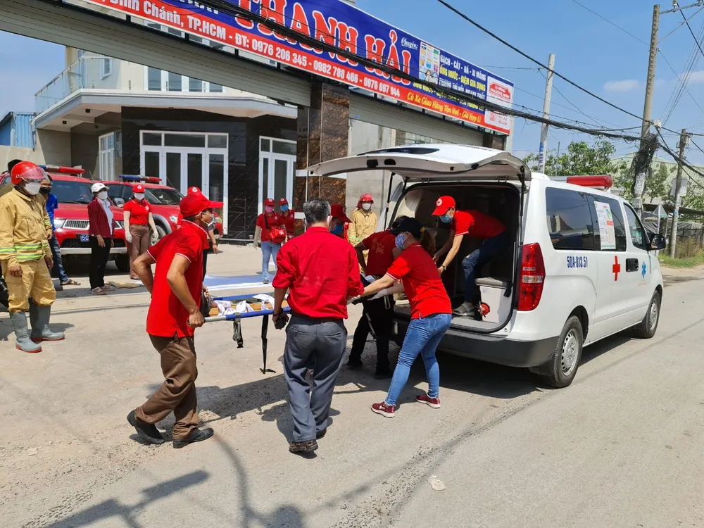 Hơn 860 người tham gia diễn tập chữa cháy ở khu dân cư huyện Bình Chánh ảnh 9