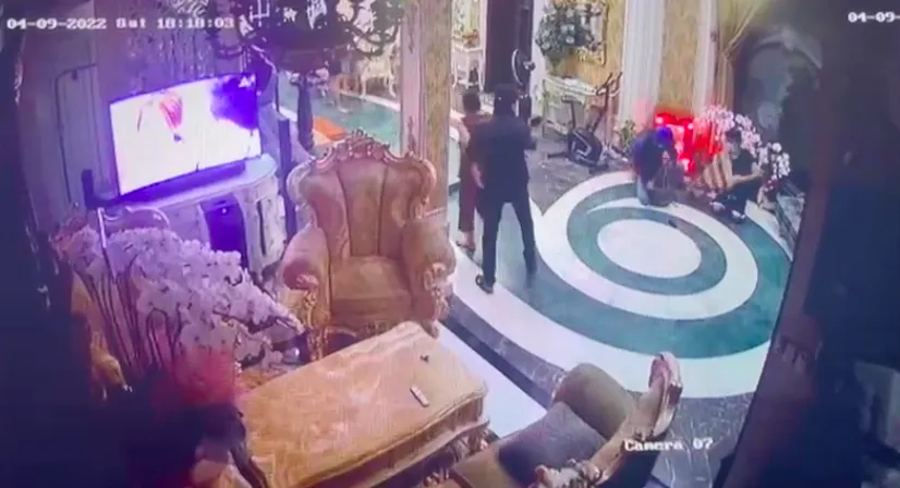 Bắt nhóm dùng dao, búa khống chế để cướp hơn 2 tỷ đồng ở TPHCM ảnh 2