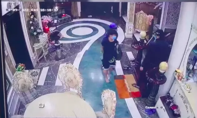 Bắt nhóm dùng dao, búa khống chế để cướp hơn 2 tỷ đồng ở TPHCM ảnh 3