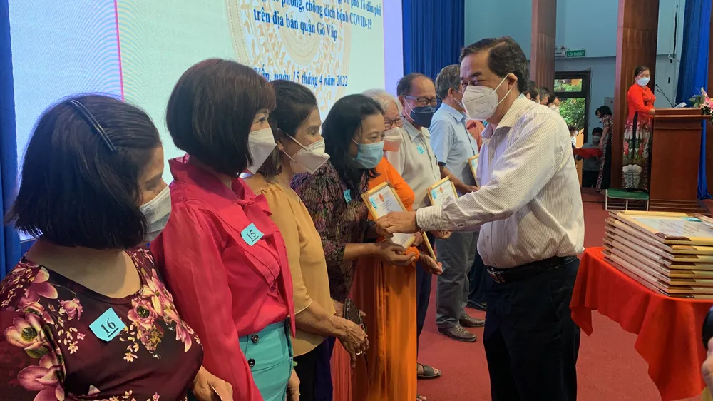 Gò Vấp: Khen thưởng tổ trưởng, tổ phó tổ dân phố tiêu biểu trong phòng chống dịch Covid-19 ảnh 4