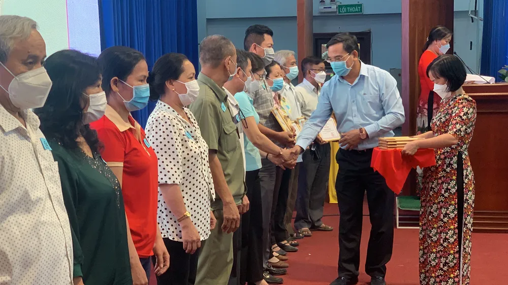 Gò Vấp: Khen thưởng tổ trưởng, tổ phó tổ dân phố tiêu biểu trong phòng chống dịch Covid-19 ảnh 3