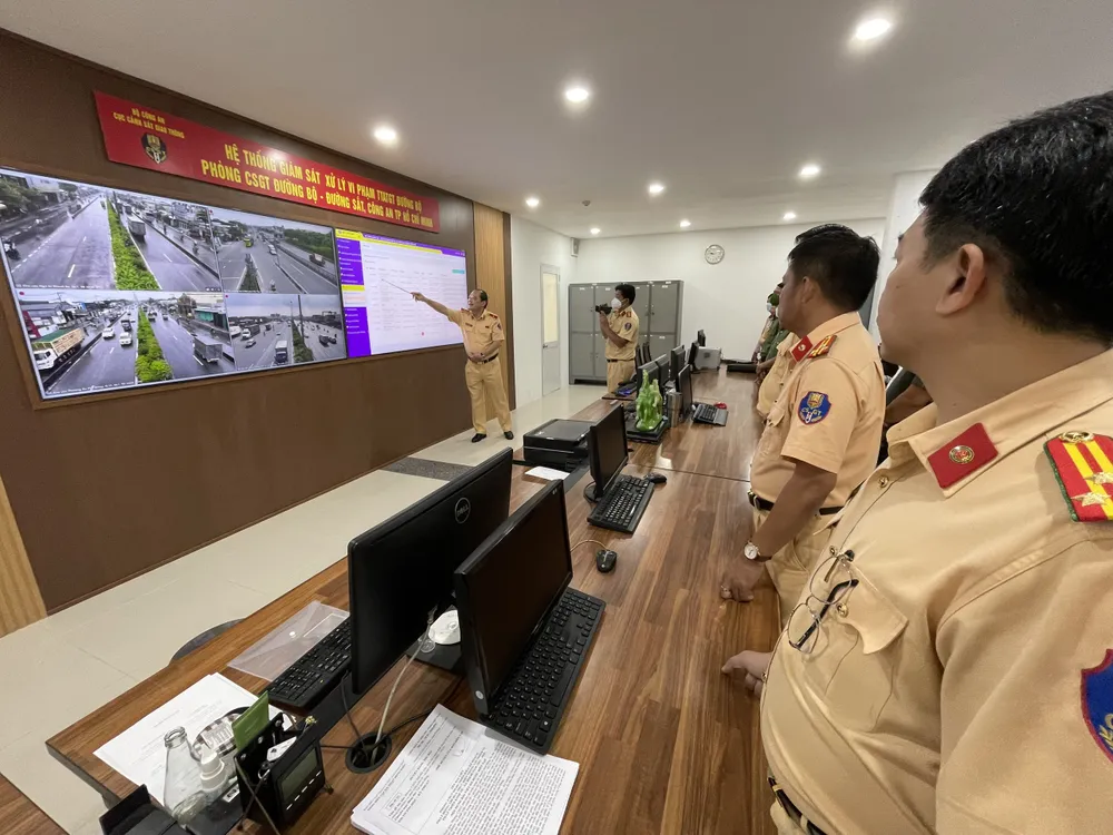 Camera giám sát xử lý vi phạm giao thông trên tuyến Quốc lộ 1A được đưa vào hoạt động ảnh 2