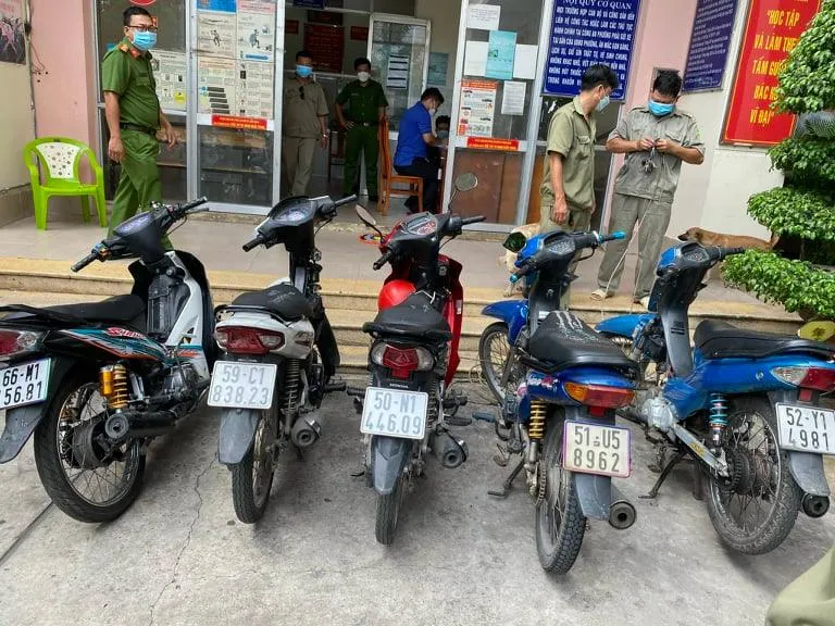 Bắt nhóm thanh niên cầm ba chĩa đâm người rồi cướp xe ảnh 3