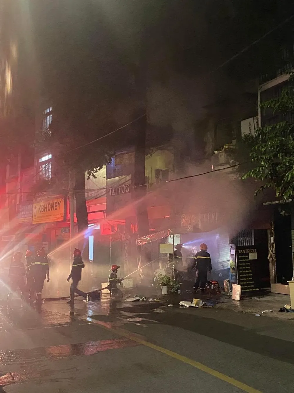 Cháy nhà lúc rạng sáng, 2 người thoát chết  ảnh 1