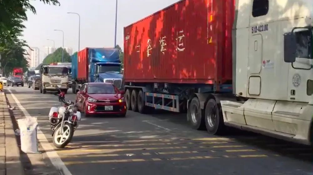 Tài xế xe tải tử vong khi tông vào đuôi xe container ảnh 1