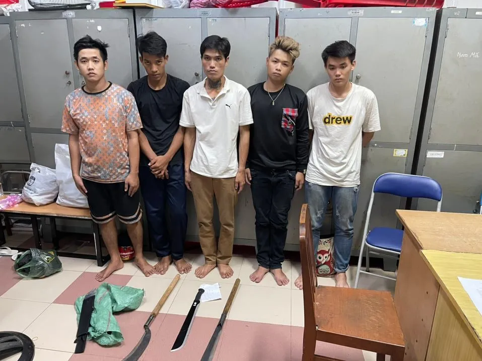Bắt nhóm đối tượng chém 3 người thương tích ở quận 4 ảnh 1