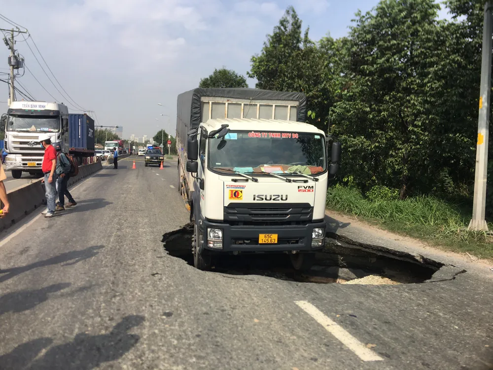 TPHCM: Xe tải đang chạy suýt bị “hố tử thần” nuốt chửng ảnh 1
