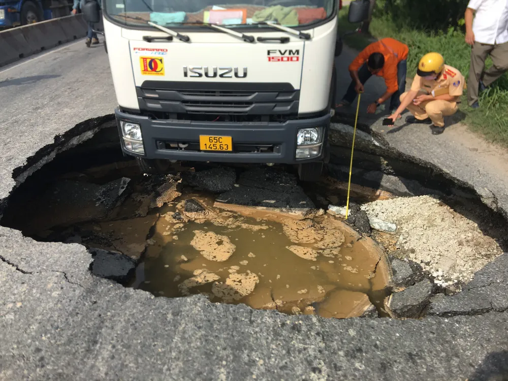 TPHCM: Xe tải đang chạy suýt bị “hố tử thần” nuốt chửng ảnh 2